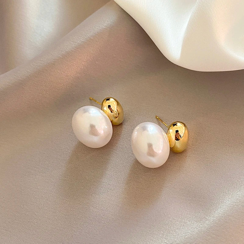 2023 New French Elegant Gold Color Bean Spliced Flat Pearl Earrings - Hit Fash